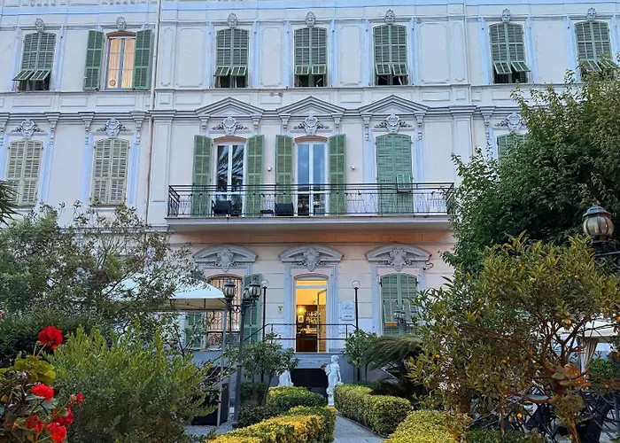 Alexander فندق 3*